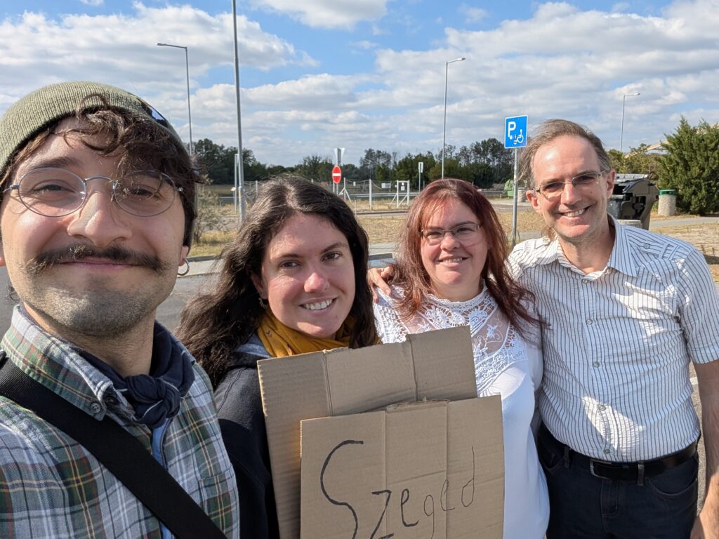Moi, Élodie, Olshi et Jordi. Vous pouvez constater que le panneau n'a pas eu le temps d'être fini !